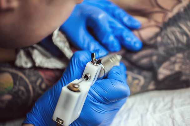 Tattooist makes a tattoo - Foto, afbeelding