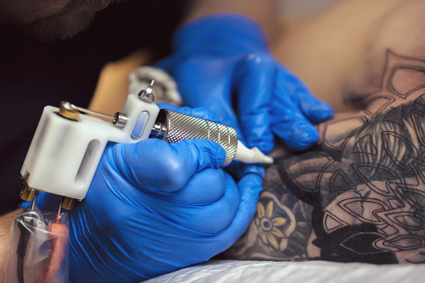 Tattooist makes a tattoo - Foto, Imagen