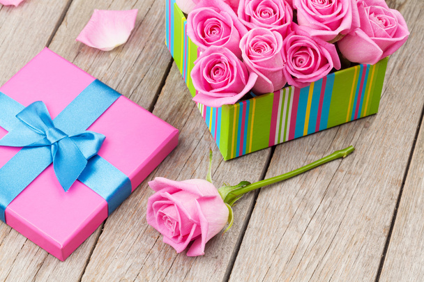 Valentijnsdag kaart met doos van de gift - Foto, afbeelding
