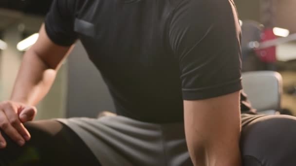 Nerozpoznatelný silný muž výtah činka v tělocvičně oříznutý pohled sportovní chlap sport trenér instruktor kulturista cvičení zvedání kladivo kudrnaté hmotnosti cvičení fyzické svalové trénink rameno ruka biceps - Záběry, video