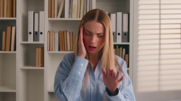 Valkoihoinen liikenainen laptop kärsivät päänsärky korosti hukkua toimistotyöntekijä nainen hierovat temppeleitä tunne väsynyt kärsimystä pään kipu sairas väsynyt opiskelija tyttö tietokone ylitöitä migreeni - Materiaali, video