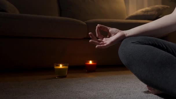 Kéz a kézben meditációs testtartásban éjszaka. Figyelemfelkeltési koncepció másolási hellyel. - Felvétel, videó