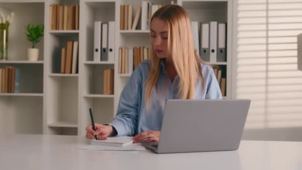 Valkoihoinen nainen opiskelija kirjailija toimittaja kotona toimisto kirjasto oppija nainen liikenainen kirjoittaa liikeidea kirjoittaa muistiinpanoja tyytymätön tyytymätön virhe repiä paperiarkki heittää pois rypistymistä - Materiaali, video