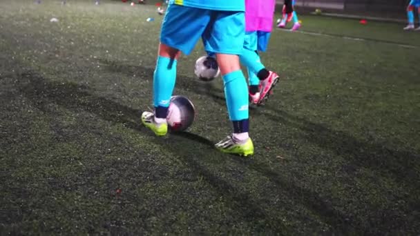 Stadyumda futbol oynayan üniformalı genç kızların yakın çekimi. Yüksek kalite 4k görüntü - Video, Çekim