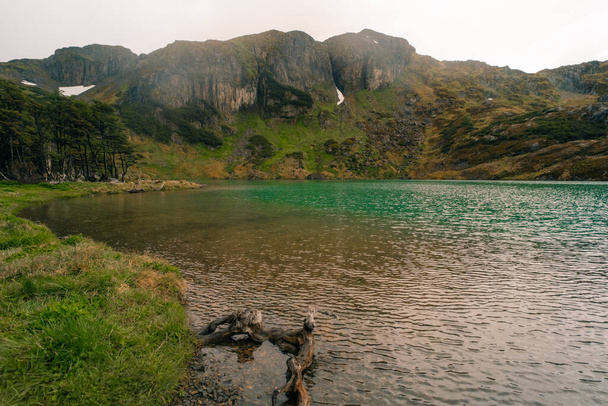 laguna del Caminante, laguna en Ushuaia, isla Tierra del Fuego, Patagonia Argentina. Foto de alta calidad - Foto, imagen