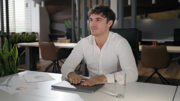 Kaukasische lächelnd positive Träume inspiriert Geschäftsmann männlich Arbeiter Kerl Chef Führer Traum denken nachdenklich Geschäftsmann Arbeitgeber Unternehmer zufrieden denken grübeln Idee im Büro mit geschlossenen Laptop - Filmmaterial, Video