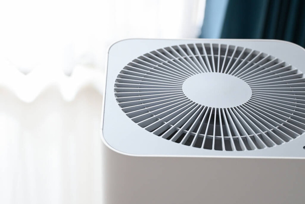 technologie purificateur d'air poussière propre pm 2.5 dans le salon à l'intérieur de la maison pour des soins sains du système respiratoire - Photo, image