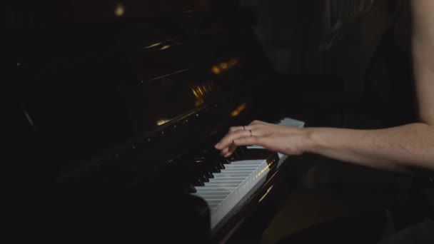 Κοντινό πλάνο μιας γυναίκας που παίζει πιάνο. Μέσα ενημέρωσης. Κομψή γυναίκα παίζει πιάνο σε επιταχυνόμενο ρυθμό. Επιτάχυνση βίντεο της γυναίκας που παίζει πιάνο.  - Πλάνα, βίντεο