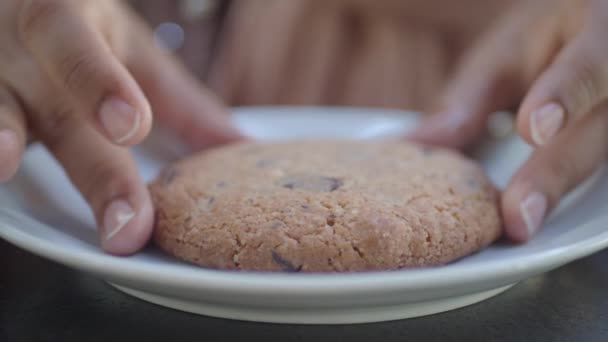  γυναίκες χέρι πάρει ένα γλυκό μπισκότο  - Πλάνα, βίντεο