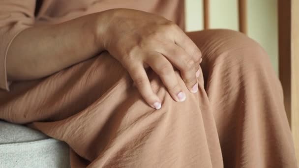 Primer plano en las mujeres que sufren dolor en las articulaciones de rodilla. - Metraje, vídeo