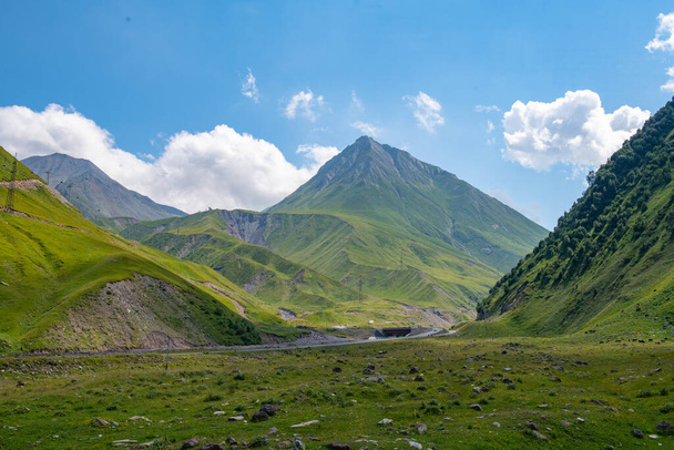 Escapas Encantadas: Esplendor Azul e Verde Entre Montanhas. Foto de alta qualidade - Foto, Imagem