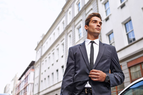 Podnikatel, budovy a vize pro cestování do zaměstnání, korporace nebo společnost ve městě. Profesionální muž, oblek a kravata s důvěrou venku pro nápad, myšlení a plánování v Austrálii z nízkého úhlu. - Fotografie, Obrázek