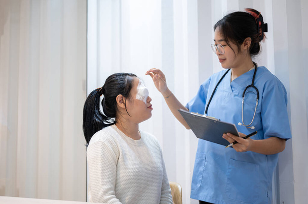Un medico o un oftalmologo sta controllando l'occhio di un paziente nella sala visite dell'ospedale. concetto di assistenza sanitaria - Foto, immagini