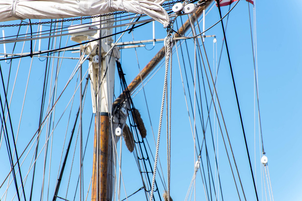 mastros de veleiro, aparelhamento e velas enroladas
 - Foto, Imagem