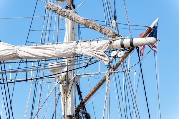 mastros de veleiro, aparelhamento e velas enroladas
 - Foto, Imagem