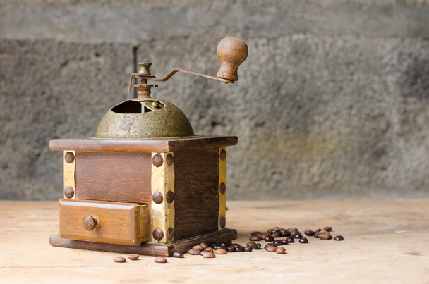 Vintage Kaffeemühle auf rustikalem Hintergrund. - Foto, Bild