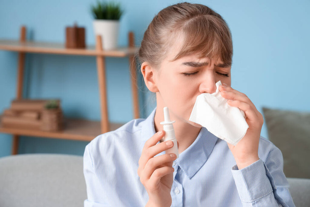 Enferma mujer joven con gotas nasales y tejido estornudando en casa, primer plano - Foto, Imagen