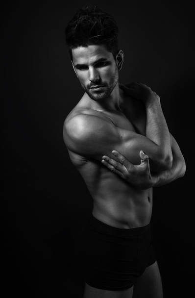Handsome muscular young bodybuilder - Valokuva, kuva