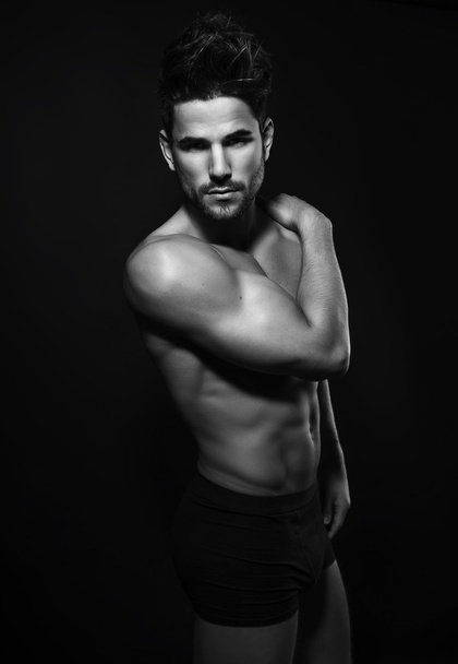 Handsome muscular young bodybuilder - Valokuva, kuva