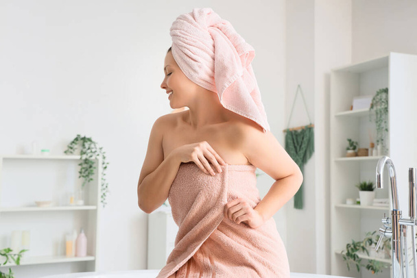Gyönyörű nő törülközővel zuhanyzás után a fürdőszobában - Fotó, kép