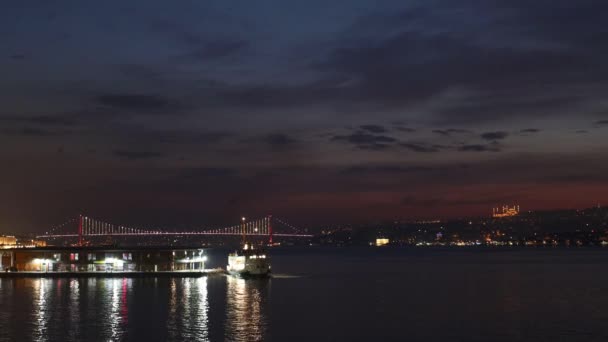 Isztambul, Törökország Egy utasszállító komp hajnalban a Bosporusban.  - Felvétel, videó