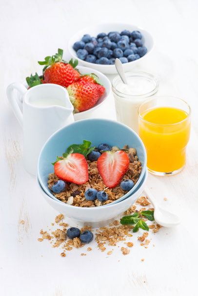 healthy breakfast - granola, fresh berries, orange juice and mil - Foto, Imagen