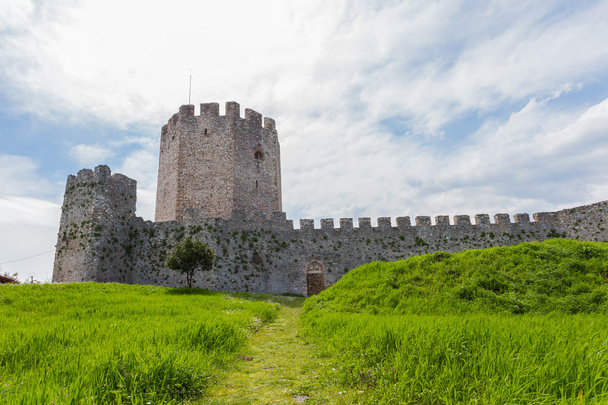 ΠΛΑΤΑΜΩΝ φρούριο κατά δραματικό ουρανό - Φωτογραφία, εικόνα