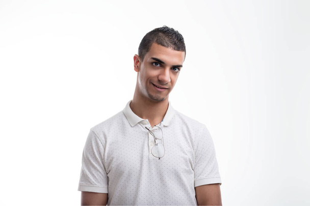 Person im weißen Polka-Dot-Shirt zeigt eine ruhige Gewissheit, mit einem schwachen Lächeln und scharfem Blick - Foto, Bild