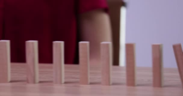 Aandachtige vrouw vangt vallende houten stokken met de hand. Professionele vrouwelijke onderschept miniatuur sticks vakkundig vermijden van ongelukken op Domino-effect - Video
