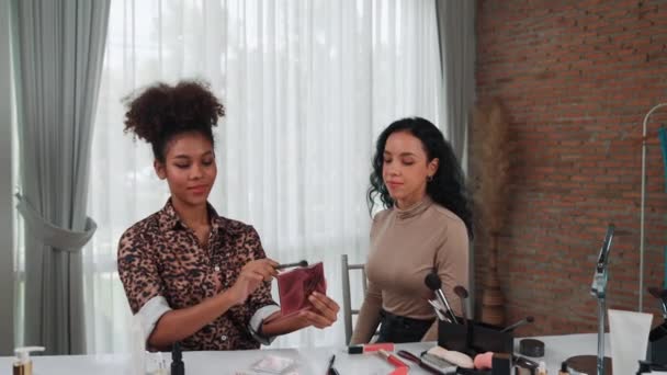 İki kadın nüfuzlu kişi canlı yayında video görüntülerini çekiyor. Makyaj çok önemli sosyal medya veya blog. Kozmetik stüdyosu ışıklandırmalı mutlu genç kız çevrimiçi pazarlama oturumu yayını için.. - Video, Çekim