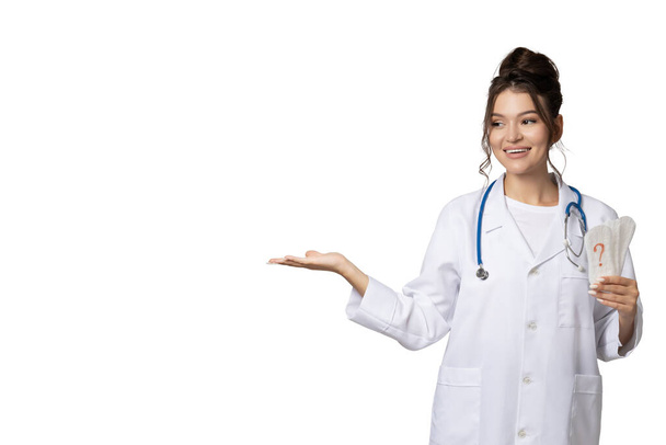 PNG, κορίτσι σε ένα φόρεμα γιατρού με στηθοσκόπιο, απομονωμένο σε λευκό φόντο - Φωτογραφία, εικόνα