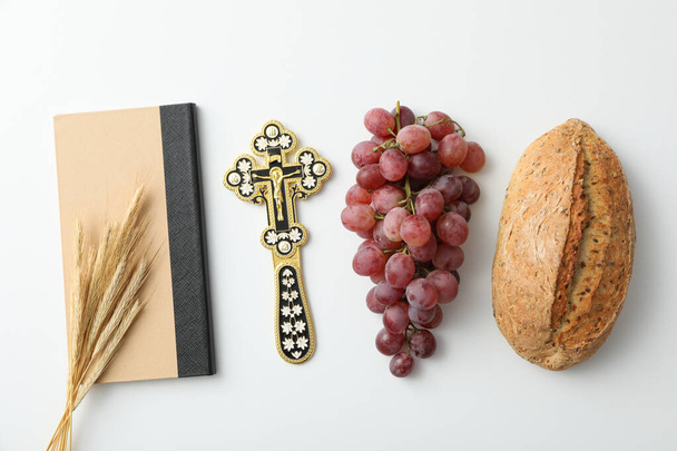 Ekmek, üzüm, haç ve çiviler beyaz arka plan üzerine kitap, üst görünüm - Fotoğraf, Görsel