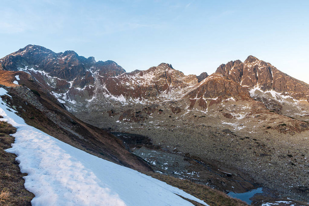 Swinica y la famosa ruta de senderismo de Orla Perc con la colina Kozi Wierch más alta de Gladka Przelecz en otoño Altas montañas Tatras en polaco - fronteras eslovacas - Foto, Imagen