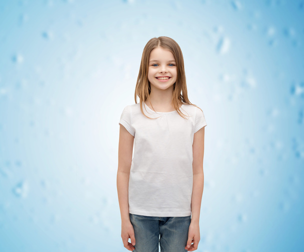 Niña sonriente en camiseta blanca en blanco
 - Foto, imagen