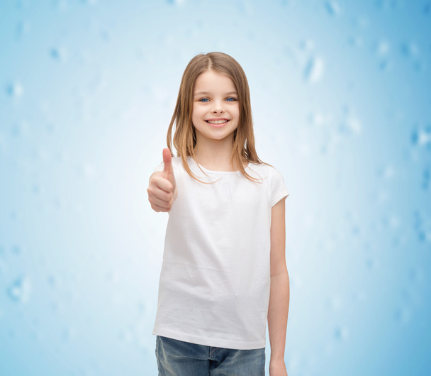 girl in blank white t-shirt showing thumbs up - Fotó, kép