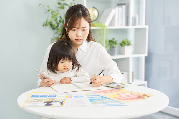 Жінка вибирає уроки для своєї дитини - Фото, зображення