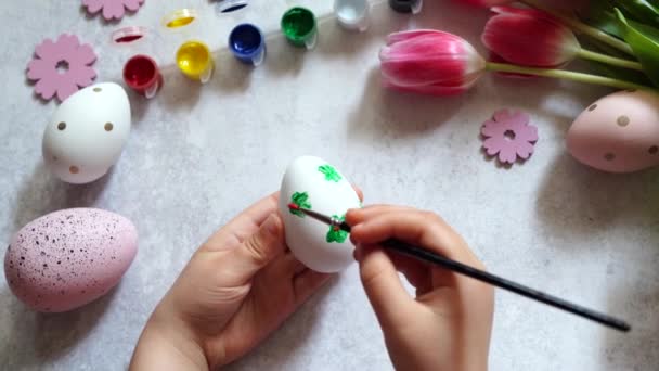 Niño pintando huevo de Pascua en casa - Metraje, vídeo