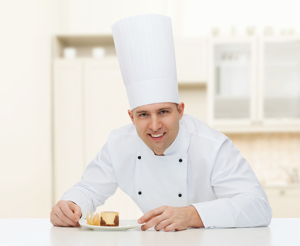 heureux chef cuisinier masculin avec dessert
 - Photo, image