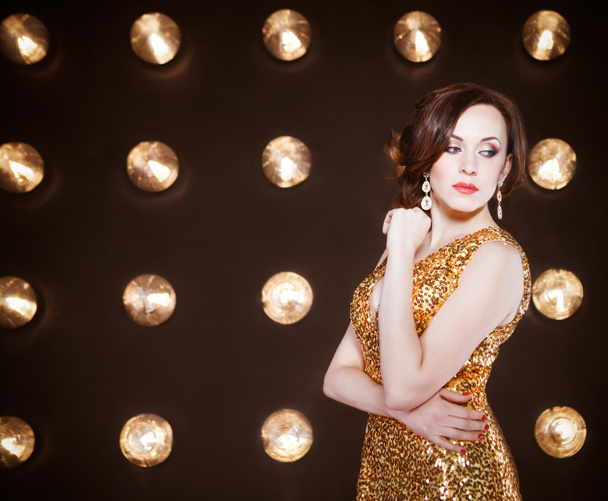 Superstar mulher vestindo vestido dourado brilhante
  - Foto, Imagem