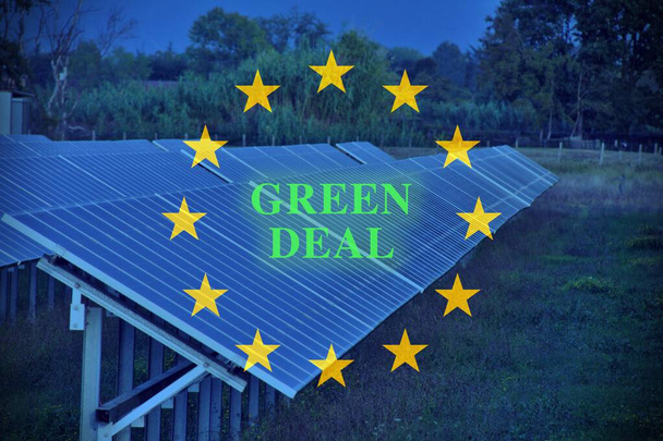 Ευρωπαϊκή σημαία σε πράσινο με "πράσινη συμφωνία" γραμμένο στο κέντρο. Η ευρωπαϊκή πράσινη συμφωνία θα αποτελέσει το κοινωνικοοικονομικό θεμέλιο για την περαιτέρω ανάπτυξη της Ευρωπαϊκής Ένωσης στον 21ο αιώνα. - Φωτογραφία, εικόνα