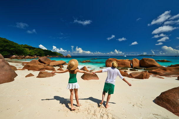 Casal na praia em Seychelles
 - Foto, Imagem