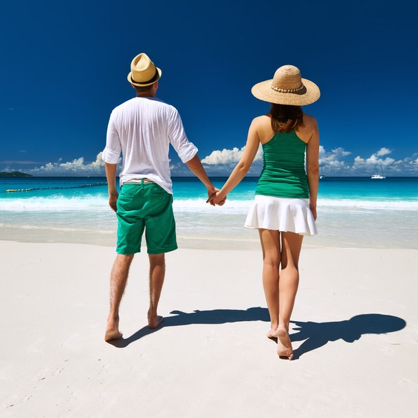 Caminhada de casal na praia tropical - Foto, Imagem