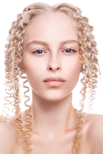 Retrato de uma mulher bonita com cabelo louro encaracolado
 - Foto, Imagem
