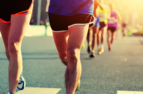 Maratón atletas piernas corriendo en la carretera
 - Foto, Imagen