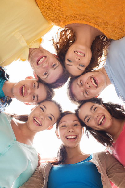 grupo de adolescentes sorridentes
 - Foto, Imagem