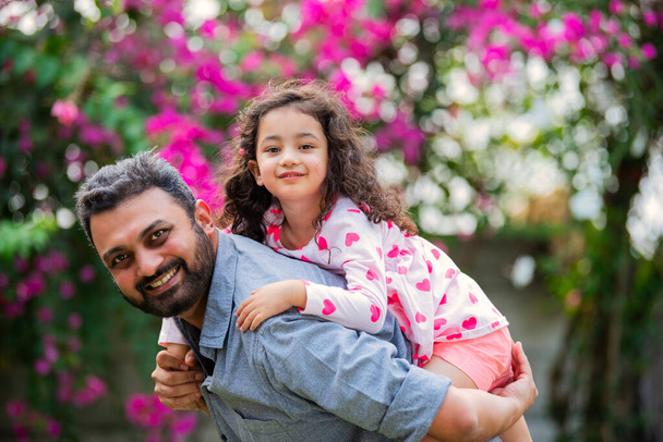 Jeune père indien portant sa petite fille dans le parc - Photo, image