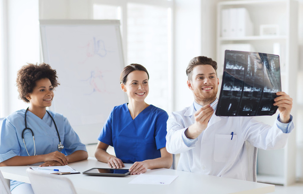 group of happy doctors discussing x-ray image - Foto, Bild