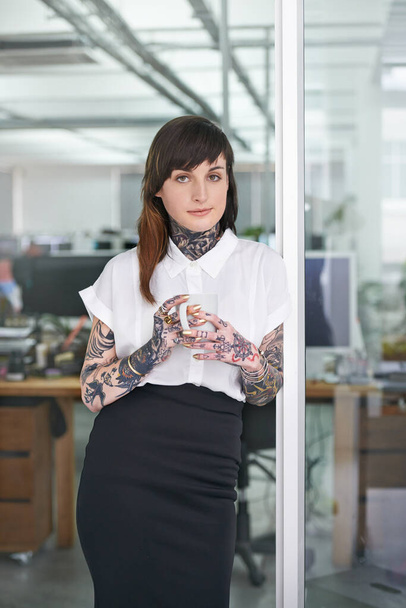 Szczęśliwy, tatuaże i kobieta biznesu z kawy w biurze z pozytywnym, dobry i pewny siebie. Grunge, cappuccino i portret profesjonalnego, kreatywnego projektanta z atramentową skórą w miejscu pracy - Zdjęcie, obraz