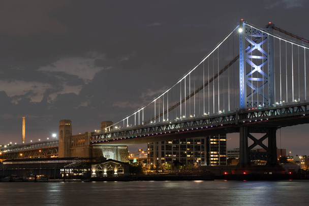 Gece Ben Franklin Köprüsü manzarası. - Fotoğraf, Görsel