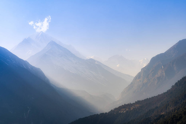 Вид на Гималаи в утреннем свете. - Фото, изображение